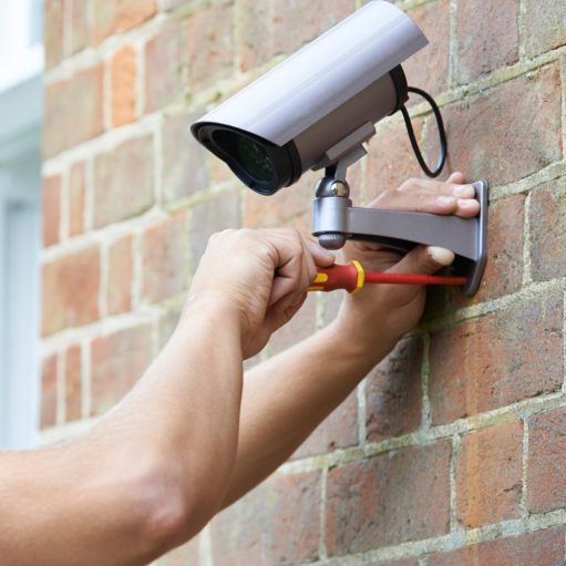 technieker installeert beveiligingscamera